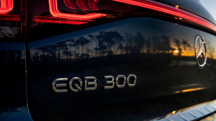 Mercedes-Benz EQB 300 4MATIC UK Version 2022. Desktop wallpaper