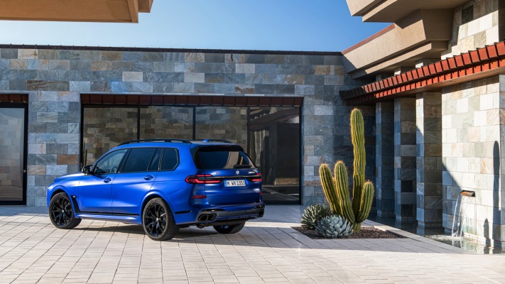 BMW X7 M60i xDrive 2023. Desktop wallpaper