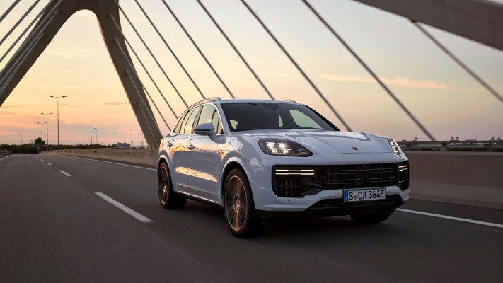 Porsche Cayenne Turbo E-Hybrid 2024. Desktop wallpaper
