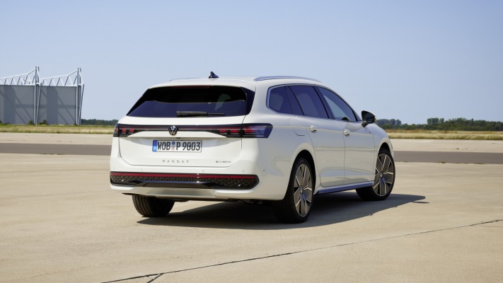 Volkswagen Passat Variant R-Line 2024. Desktop wallpaper