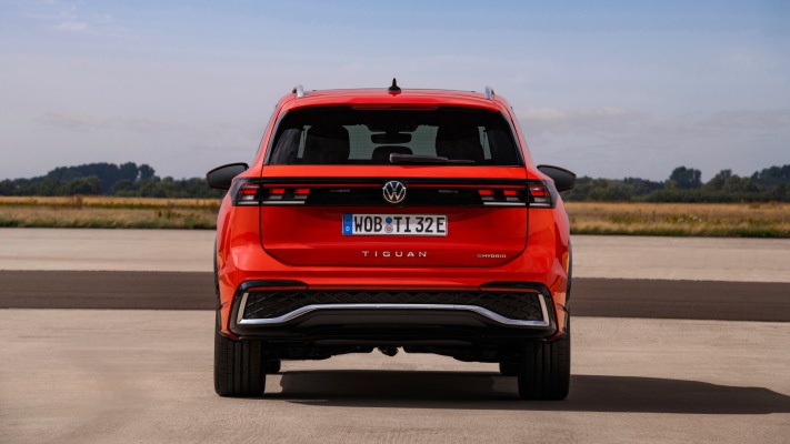 Volkswagen Tiguan Hybrid 2024. Desktop wallpaper