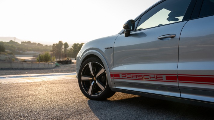 Porsche Cayenne Turbo E-Hybrid Coupe 2024. Desktop wallpaper