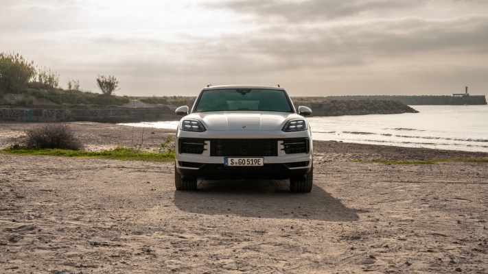 Porsche Cayenne S E-Hybrid 2024. Desktop wallpaper