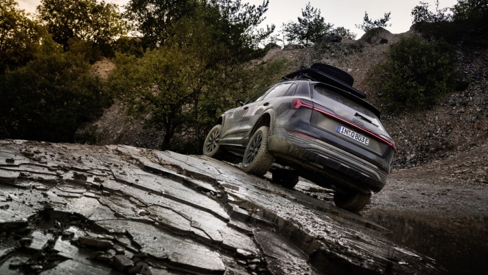 Audi Q8 e-tron Dakar Edition 2024. Desktop wallpaper