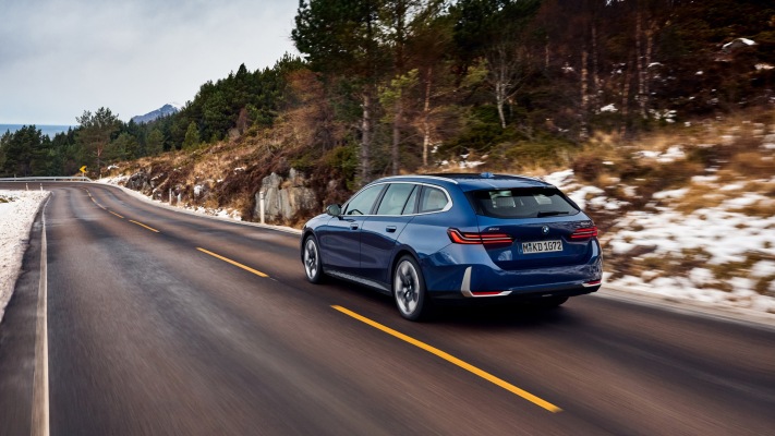 BMW 520d xDrive Touring 2025. Desktop wallpaper