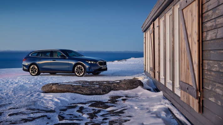 BMW 520d xDrive Touring 2025. Desktop wallpaper