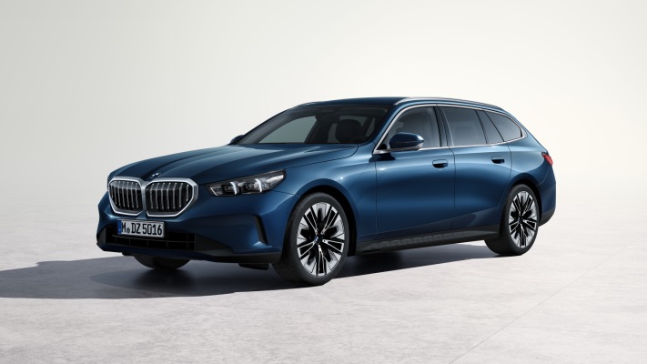 BMW 520d xDrive Touring 2025. Desktop wallpaper