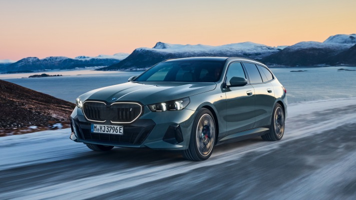BMW i5 eDrive40 Touring 2025. Desktop wallpaper