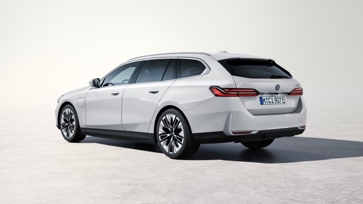 BMW 530e Touring 2025. Desktop wallpaper