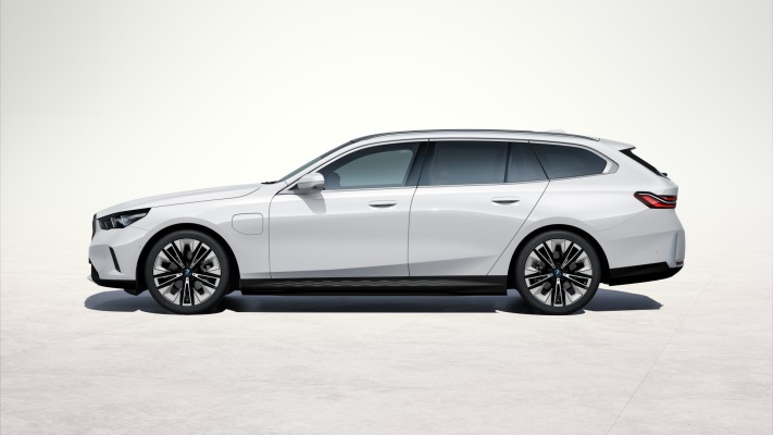 BMW 530e Touring 2025. Desktop wallpaper