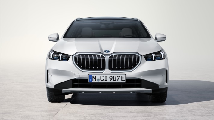 BMW 530e Touring 2025. Desktop wallpaper