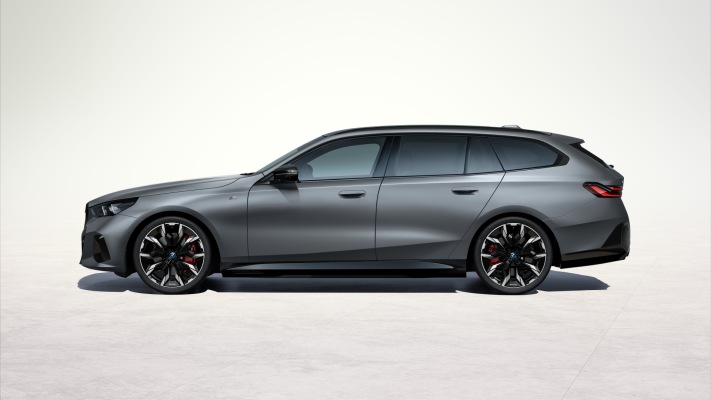 BMW i5 M60 xDrive Touring 2025. Desktop wallpaper