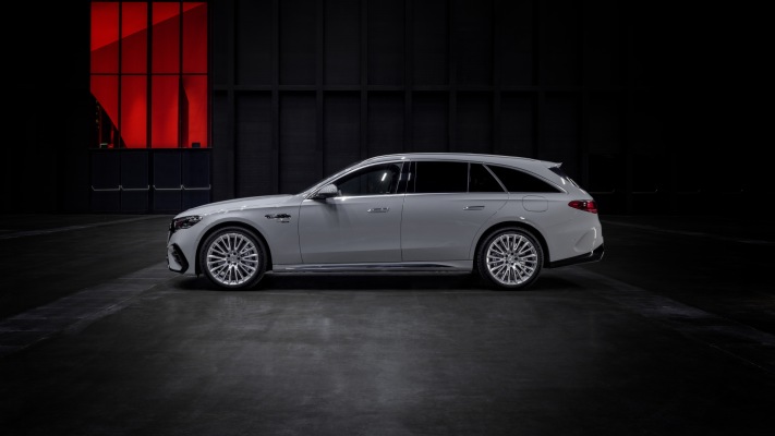 Mercedes-AMG E 53 Hybrid 4MATIC+ Estate 2025. Desktop wallpaper