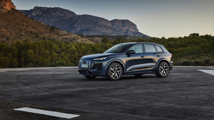 Audi Q6 e-tron quattro 2025. Desktop wallpaper