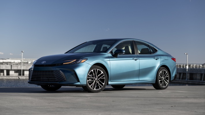 Toyota Camry XLE AWD 2025. Desktop wallpaper
