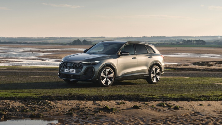 Audi SQ5 Launch Edition UK Version 2025. Desktop wallpaper