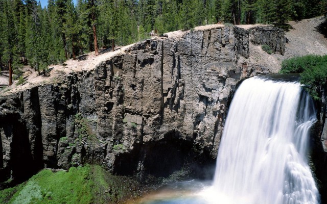 Waterfalls. Desktop wallpaper