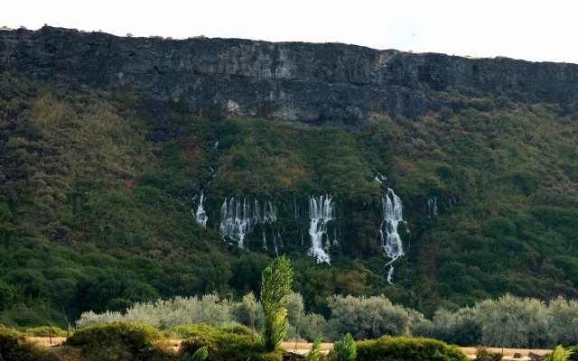 Waterfalls. Desktop wallpaper