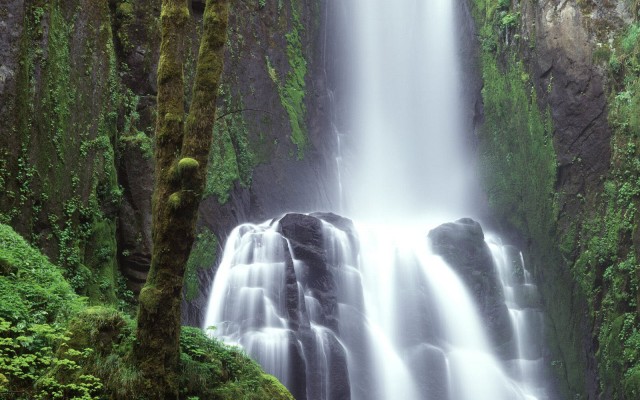 Waterfalls. Desktop wallpaper