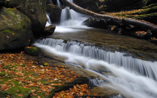 Waterfalls. Desktop wallpaper