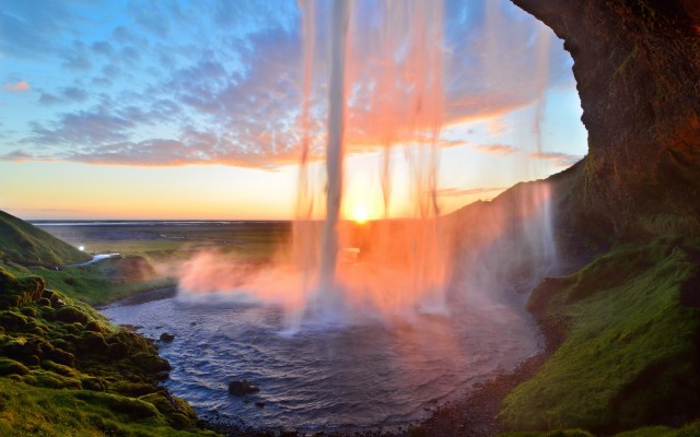 Waterfalls. Desktop wallpaper