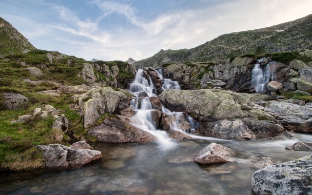 Waterfalls. Desktop wallpaper