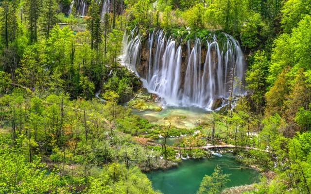 Waterfalls. Desktop wallpaper