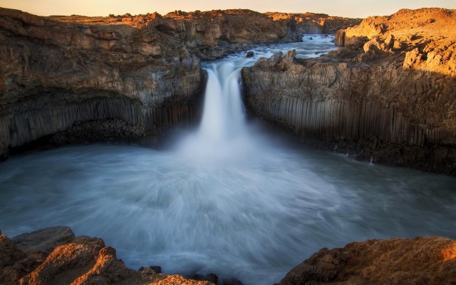 Waterfalls. Desktop wallpaper