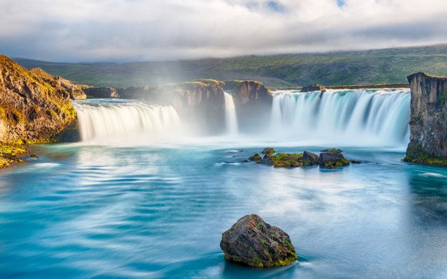 Waterfalls. Desktop wallpaper