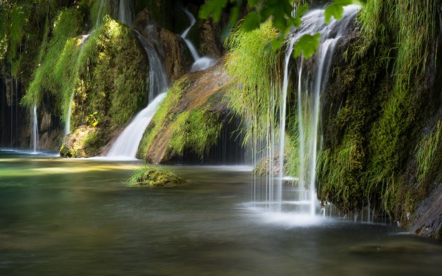 Waterfalls. Desktop wallpaper
