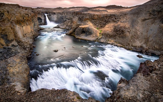Waterfalls. Desktop wallpaper