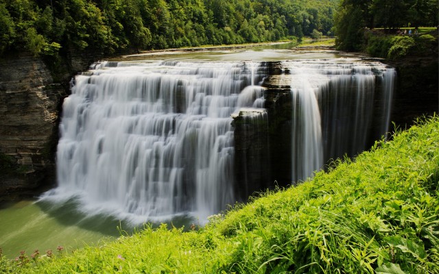 Waterfalls. Desktop wallpaper