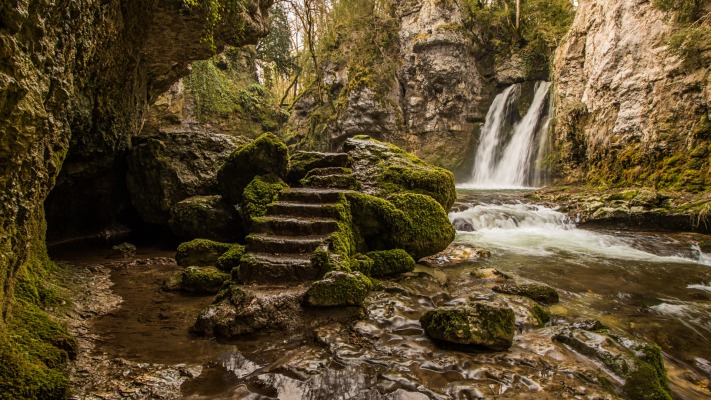 Waterfalls. Desktop wallpaper