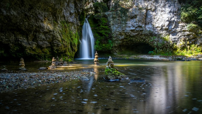 Waterfalls. Desktop wallpaper