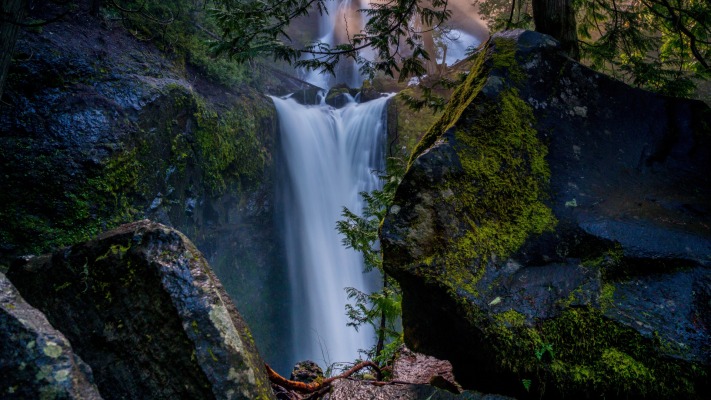 Waterfalls. Desktop wallpaper