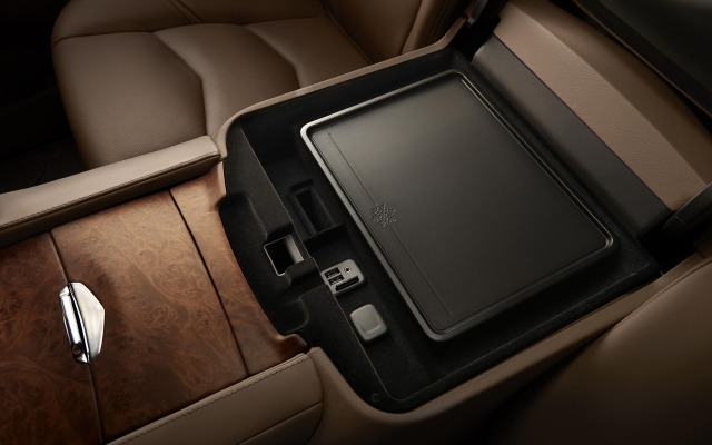 Cadillac Escalade Platinum 2015. Desktop wallpaper