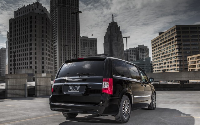 Chrysler Town & Country S 2013. Desktop wallpaper