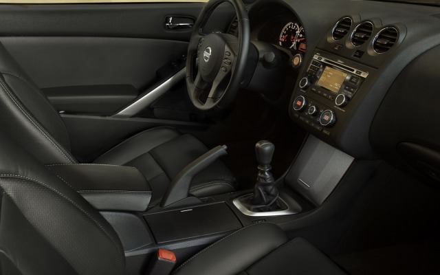Nissan Altima 2010. Desktop wallpaper