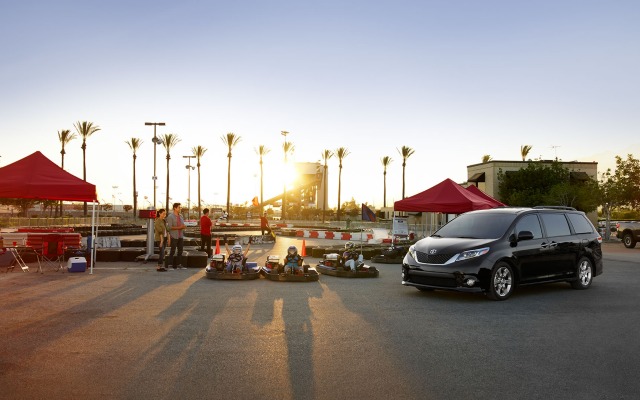 Toyota Sienna 2015. Desktop wallpaper