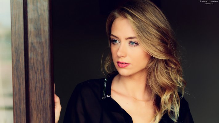 Karolina Debczynska. Desktop wallpaper