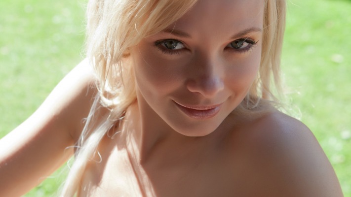 Feeona A. Desktop wallpaper