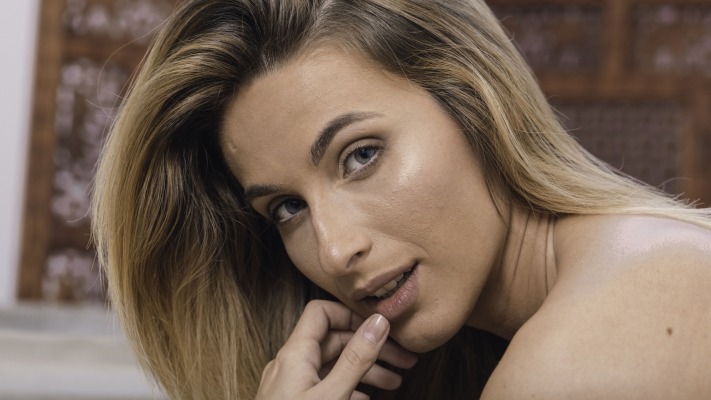 Cara Mell. Desktop wallpaper