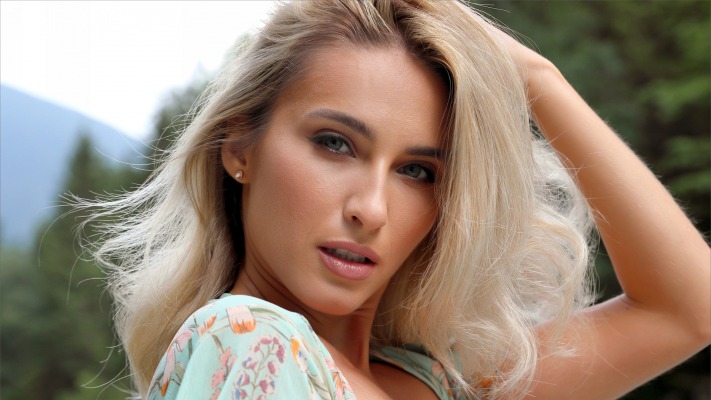 Cara Mell. Desktop wallpaper