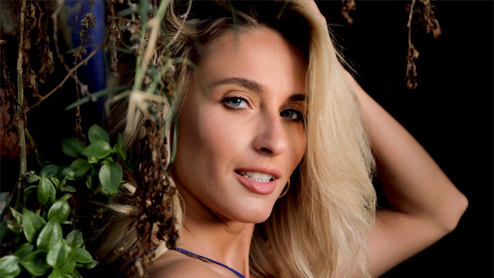 Cara Mell. Desktop wallpaper
