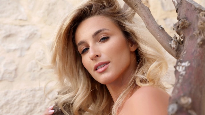 Cara Mell. Desktop wallpaper