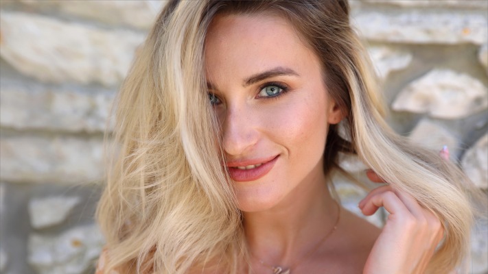 Cara Mell. Desktop wallpaper