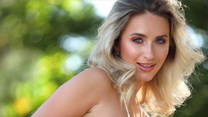 Cara Mell. Desktop wallpaper