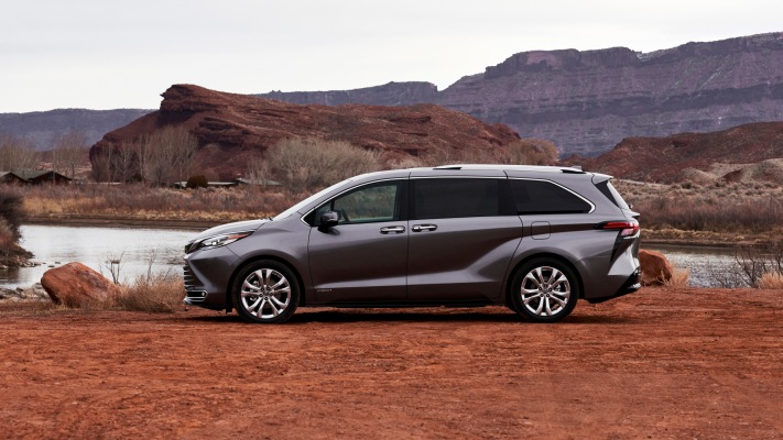 Toyota Sienna Platinum 2021. Desktop wallpaper
