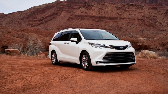 Toyota Sienna Limited 2021. Desktop wallpaper