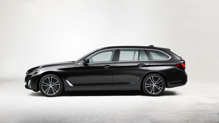 BMW 530i Touring 2021. Desktop wallpaper